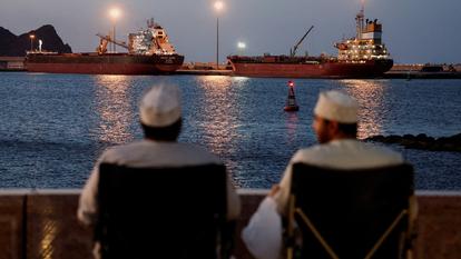 Le vraquier Galaxy Globe (à gauche) et le pétrolier Luojiashan sont ancrés à Mascate, alors que l’Iran promet de fermer le détroit d’Ormuz, au milieu du conflit américano-israélien avec l’Iran, à Mascate, Oman, le 9 mars.