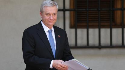 Dimanche, à Santiago, après avoir rencontré son prédécesseur, Gabriel Boric, le nouveau président, José Antonio Kast, s’apprête à s’adresser aux médias.