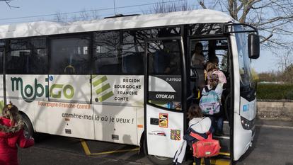 Un bus scolaire, lors de la sortie des classes, à Lavoncourt. En 1975, l’école accueillait 100 élèves venus de 6 villages. Aujourd’hui, le « pôle éducatif » regroupe onze communes, 85 enfants y sont scolarisés.