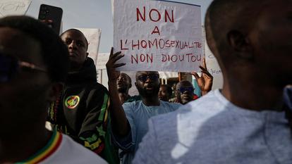 Des partisans anti-LGBT défilent dans les rues lors d’une manifestation à Dakar, le 14 février 2026.