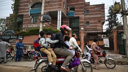 Les enfants rentrent chez eux après qu’un décret gouvernemental visant à économiser le carburant a conduit à la fermeture des écoles et au passage à l’enseignement en ligne, dans un contexte de flambée des prix du pétrole à Rawalpindi, le 10 mars 2026, sur fond de conflit entre l’Iran, les États-Unis et Israël.