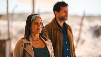 Erica Faure (Julie de Bona) et Patrick Saab (Grégory Fitoussi) dans Erica, sur TF1.