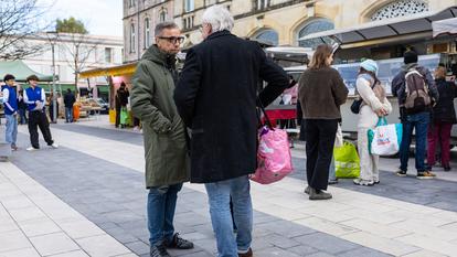 Le maire de Bordeaux, Pierre Hurmic, en campagne début février.