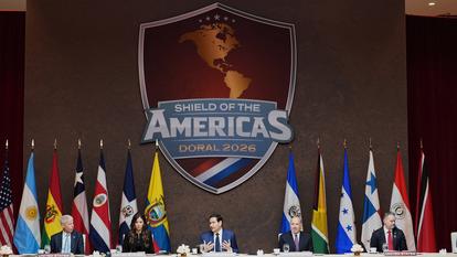 Plusieurs responsables politiques américains étaient réunis le 7 mars 2026 à Doral, en Floride.