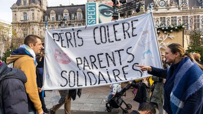 Manifestation d’animateurs périscolaires et de parents réclamant un renforcement de la formation suite à des allégations d’abus sexuels dans les centres aérés de la ville, le 16 décembre 2025, à Paris.