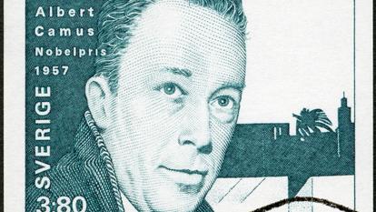 «Dans Les justes, Albert Camus met en scène des révolutionnaires russes décidés à frapper un pouvoir oppressif.»