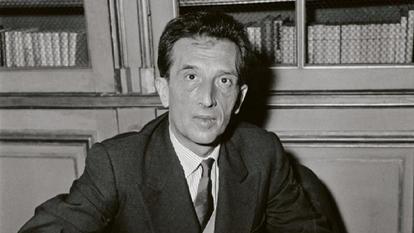 Roger Vailland (ici en 1957, à Paris) décrit aussi bien l’enfer des combats que ses rencontres avec des prisonniers, ou des civils.