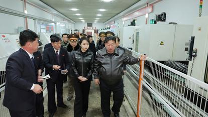 Le dirigeant nord-coréen Kim Jong-un, accompagné de sa fille Kim Ju-ae, visite une usine de munitions à Pyongyang, sur cette photo diffusée le 12 mars 2026 par l’agence de presse officielle nord-coréenne KCNA.