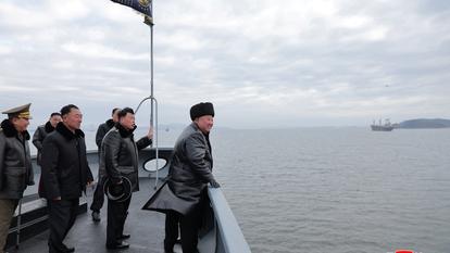 Le leader nord-coréen Kim Jong-un inspecte le destroyer Choe Hyon, le 3 mars 2026 au large de Nampo.