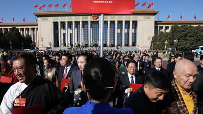 Sur la place Tiananmen, les délégués quittent le Grand Palais du peuple à la clôture de la Conférence consultative politique du peuple chinois (CCPPC) à Pékin, le 11 mars 2026.