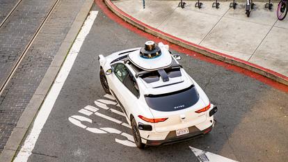 ici, le robotaxi Waymo, leader des taxis autonomes.