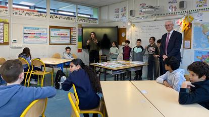 Le président de la FBF, Daniel Baal, face à une classe de CM1-CM2 d’une école élémentaire de Boulogne-Billancourt (Hauts-de-Seine).