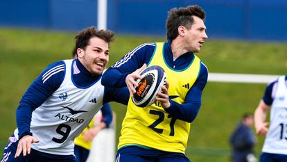 En équipe de France, Baptiste Serin est la doublure d’Antoine Dupont au poste de demi de mêlée.