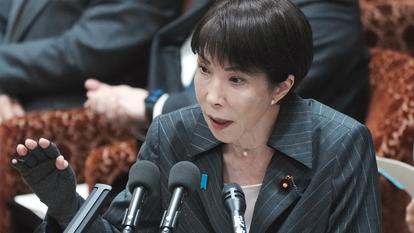 La première ministre japonaise Sanae Takaichi répond aux questions lors d’une session de la commission budgétaire de la Chambre des représentants au Parlement à Tokyo, le 9 mars 2026.