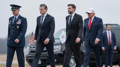 Le général Dan Caine, le secrétaire américain à la Défense, Pete Hegseth, le vice-président, JD Vance, et Donald Trump, le 7 mars, sur la base aérienne de Dover.