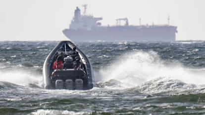 Le pétrolier Sea Owl I dans les eaux territoriales suédoises, ce 13 mars.