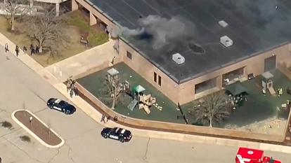 De la fumée s’élève après une attaque contre la synagogue Temple Israel à West Bloomfield, dans le Michigan, aux États-Unis, le 12 mars 2026.
