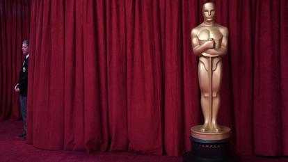 Un agent de sécurité se tient à côté d’une statue des Oscars lors des préparatifs de la 91e cérémonie des Oscars au Dolby Theatre à Hollywood, en Californie, le 24 février 2019. En 2026, les organisateurs ont renforcé la sécurité face à la menace de drones iraniens.