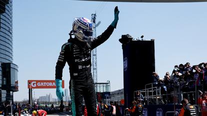 George Russell de Mercedes célèbre après avoir remporté la course sprint du Grand Prix de Chine à Shanghai, le 14 mars 2026.