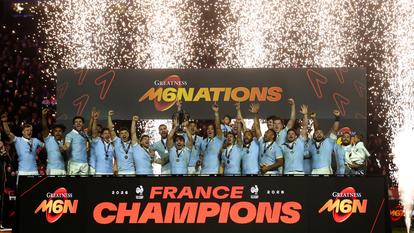 Le capitaine Antoine Dupont soulève le trophée.