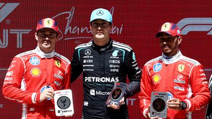 George Russell au milieu des pilotes Ferrari, Charles Leclerc et Lewis Hamilton