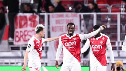Aleksandr Golovin, Folarin Balogun et Jordan Teze.