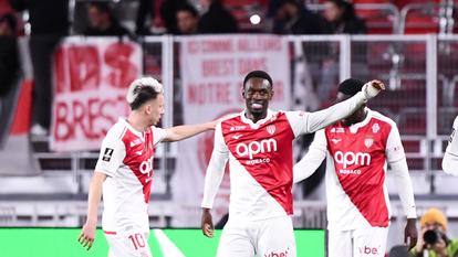 Aleksandr Golovin, Folarin Balogun et Jordan Teze.