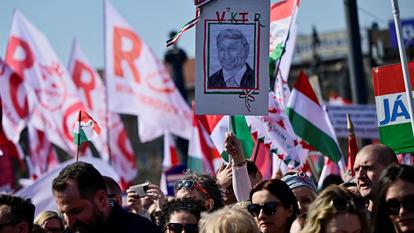 Des partisans de Viktor Orban défilent lors de la fête nationale hongroise, le 15 mars 2026, à Budapest.