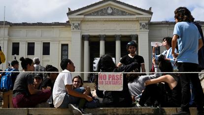 Des étudiants se rassemblent devant l'Université de La Havane pour protester contre les perturbations des cours dues aux pénuries d'énergie et d'internet, au milieu des sanctions américaines et d'un blocus pétrolier qui ont approfondi la crise du pays, à La Havane, le 9 mars 2026.