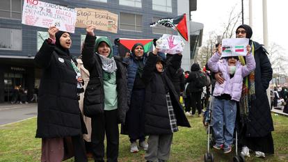 Des manifestants brandissent des pancartes alors qu’ils participent à une manifestation statique organisée à l’occasion d’«Al-Quds day», «Journée pour Jérusalem» en soutien au peuple palestinien, organisée par la Commission islamique des droits de l’homme, à Londres, ce dimanche.