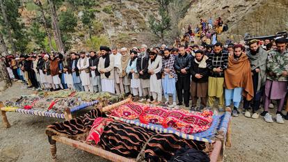 Des habitants se rassemblent pour assister aux funérailles de quatre membres d’une même famille, tués dimanche après qu’un obus de mortier, qui aurait selon les habitants été tiré depuis l’Afghanistan, a frappé une maison d’habitation au Pakistan.