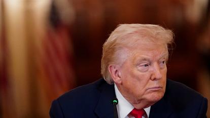 Donald Trump assiste à une table ronde sur le sport universitaire à la Maison Blanche à Washington, D.C., le 6 mars 2026.