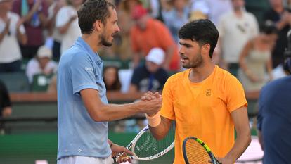 Daniil Medvedev serre la main à Carlos Alcaraz