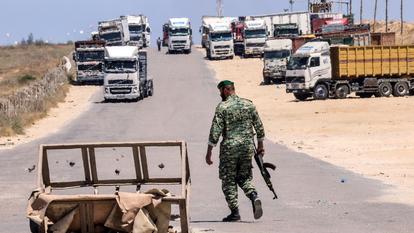 Un agent de sécurité palestinien à un poste de contrôle près de Kerem Shalom, à Rafah, dans le sud de la bande de Gaza.