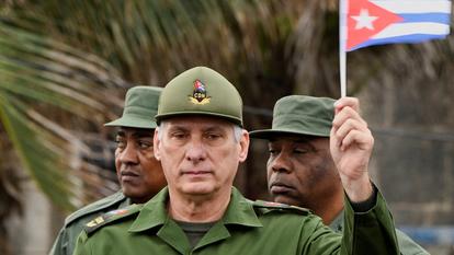 Le président cubain Miguel Diaz-Canel agite un drapeau cubain à La Havane, Cuba, le 16 janvier 2026.