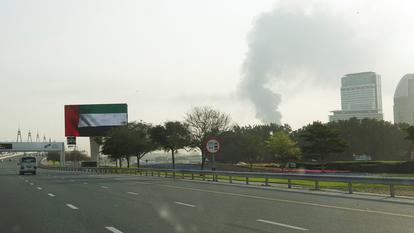 Un réservoir de carburant a pris feu après une attaque de drone à Dubaï.