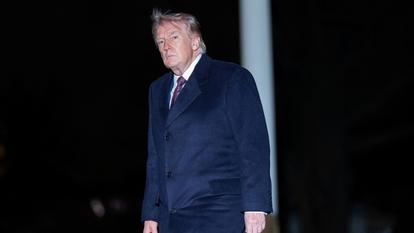 Le président américain Donald Trump arrive à la Maison Blanche à Washington, D.C., États-Unis, le 15 mars 2026.
