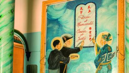 Parmi les saints de son panthéon, outre Jésus, Mahomet ou encore Lénine, Victor Hugo occupe une place de choix sur une fresque à l’entrée du temple.