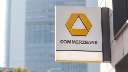 L’annonce de cette offre publique de rachat a été accueillie positivement par la Bourse de Francfort, où l’action Commerzbank gagnait 4,83% à 31,20 euros vers 10H00 (09H00 GMT)