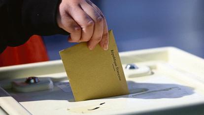 Au terme du premier tour des élections municipales, dimanche, 57,6 % des près de 49 millions de Français appelés aux urnes ont pris part au scrutin, selon une projection d’Elabe-Berger Levrault pour Le Figaro, RMC et BFMTV.