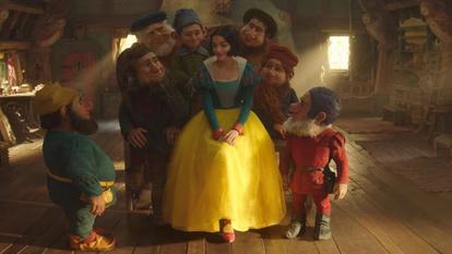 Le film Blanche-Neige en « live action » de Disney, est sorti en mars 2025, avec l’actrice latino Rachel Zegler dans le rôle de l’héroïne.