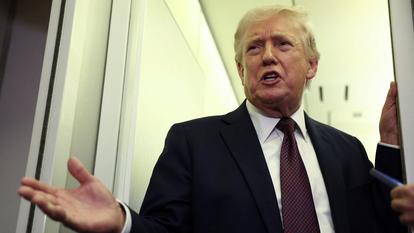 Donald Trump s’adresse à la presse à bord d’Air Force One lors d’un vol de retour vers Washington le 15 mars 2026.