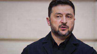 Le président ukrainien Volodymyr Zelensky prononce un discours lors d’une conférence de presse conjointe avec le président français Emmanuel Macron, à Paris, le 13 mars 2026.