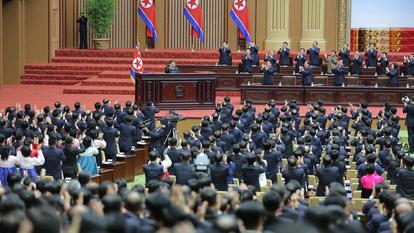 Cette photographie non datée, diffusée par l’Agence centrale de presse coréenne (KCNA) - l’agence officielle de la Corée du Nord - montre le dirigeant nord-coréen Kim Jong-un au Palais de l’Assemblée de Mansudae, à Pyongyang.