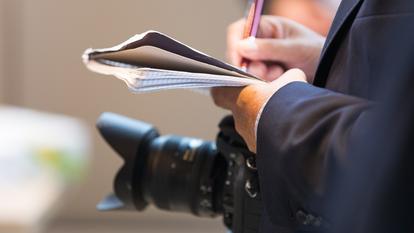 Cette décision était très attendue par les organisations et syndicats de journalistes, qui officient de plus en plus à l’extérieur ou en télétravail et rencontrent leurs sources dans des lieux publics.