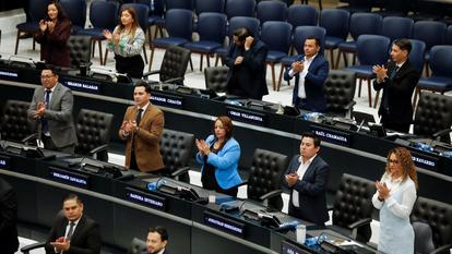 Les représentants du Congrès approuvent une réforme de la constitution pour permettre la réclusion à perpétuité, à San Salvador, le 17 mars 2026.