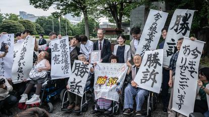 Les victimes de stérilisations forcées pratiquées en vertu d’une loi eugénique aujourd’hui abrogée ont célébré cette décision avec leurs avocats et leurs sympathisants devant la Cour suprême du Japon, à Tokyo, le 3 juillet 2024.