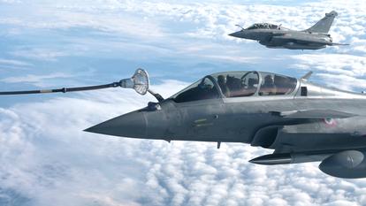 Un Rafale de l’armée de l’air français s’approche de la perche d’un avion ravitailleur militaire A330 MRTT Phenix, le 17 mars, lors de l’exercice Poker.