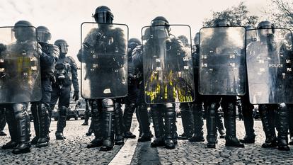 Image d’illustration - Police CRS et boucliers face aux manifestants