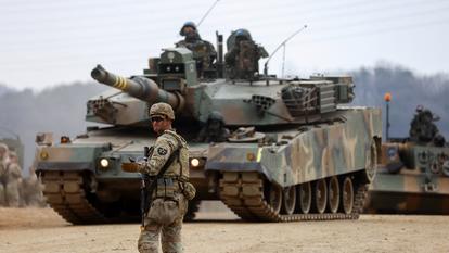 Un char K1E1 de l’armée sud-coréenne opère lors d’un exercice commun de traversée de rivière entre les États-Unis et la Corée du Sud, qui fait partie de l’entraînement militaire annuel Freedom Shield, à Yeoncheon, en Corée du Sud, le 14 mars 2026.